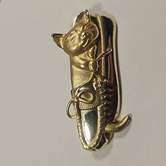 Jewelry - Cat in a shoe Brooch